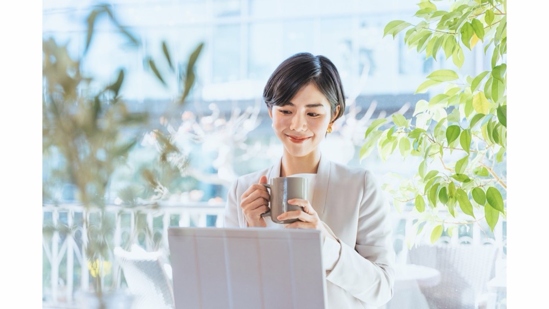 グリーンの多いカフェでノートパソコンを開いている様子