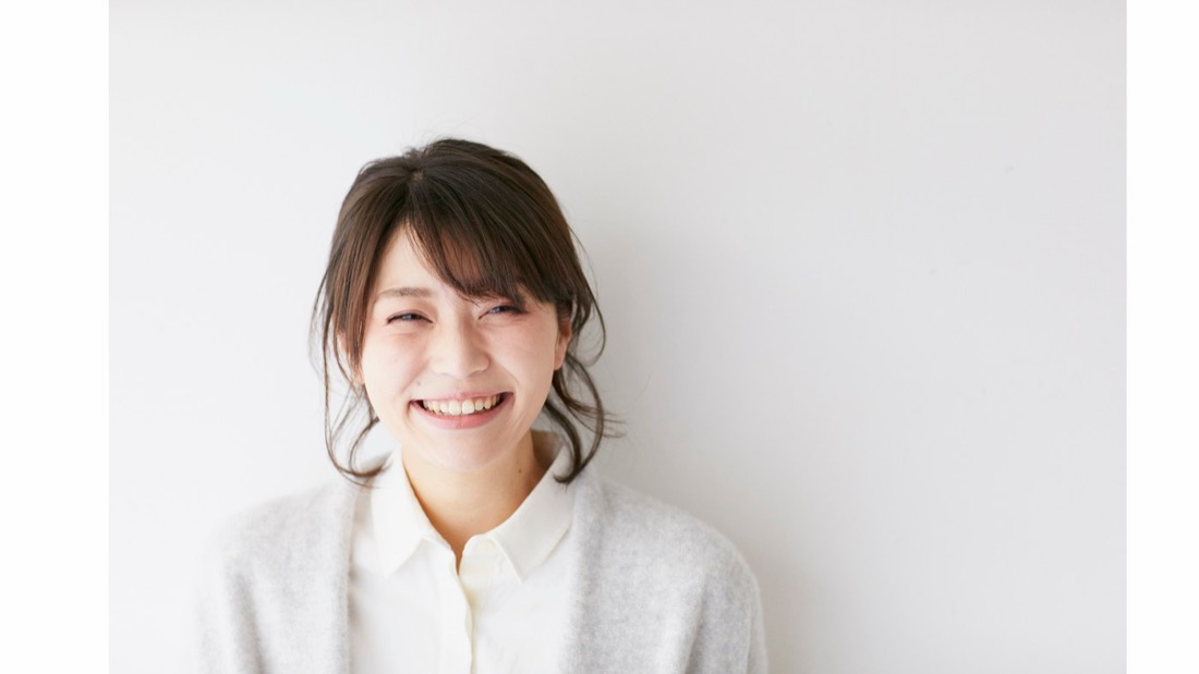 白い部屋で笑顔の女性