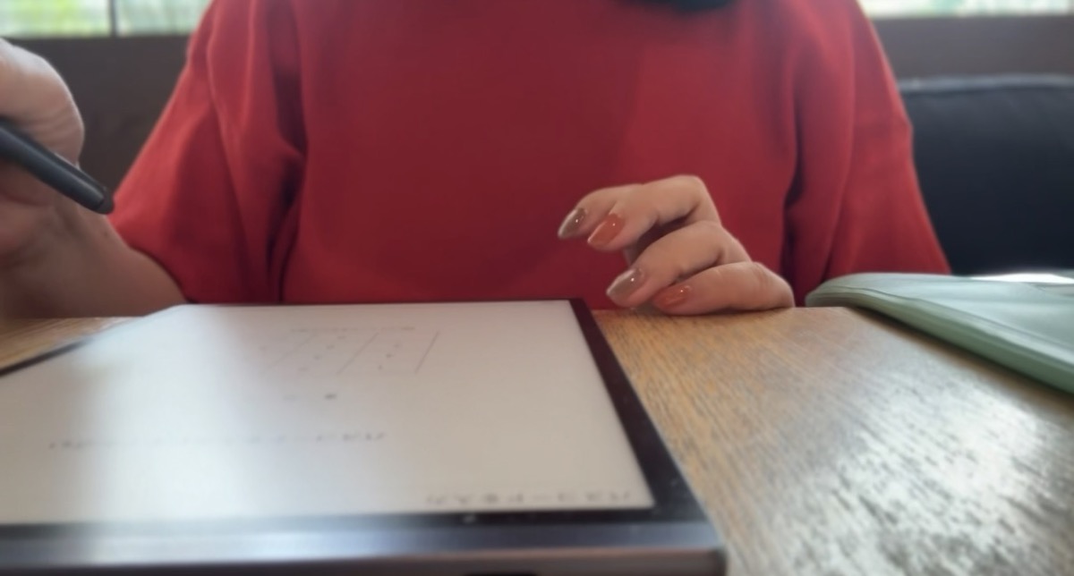 ノートに書き出す手元