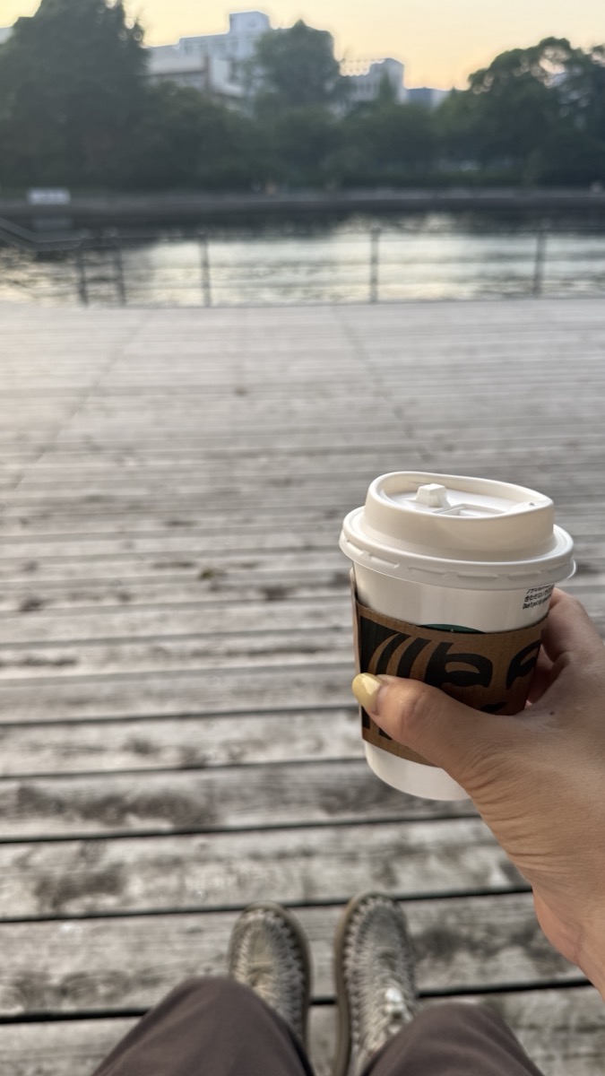 川沿いでコーヒー